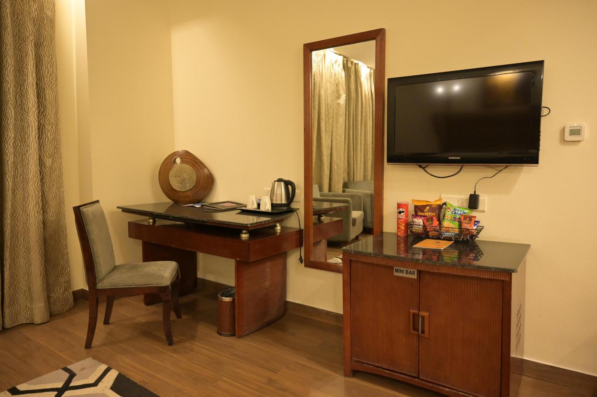 Hk Clarks Inn, Амритсар Екстериор снимка