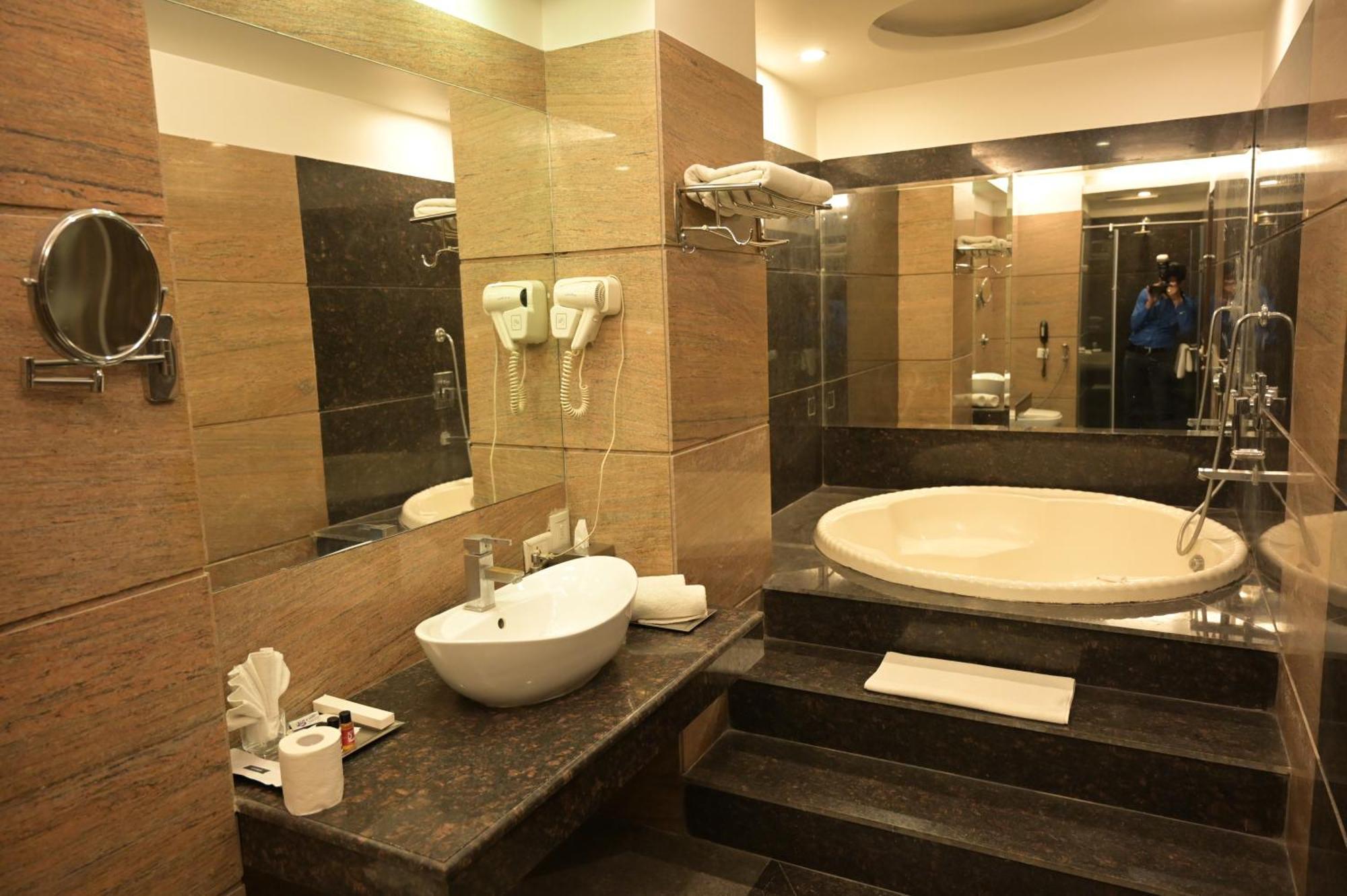 Hk Clarks Inn, Амритсар Екстериор снимка